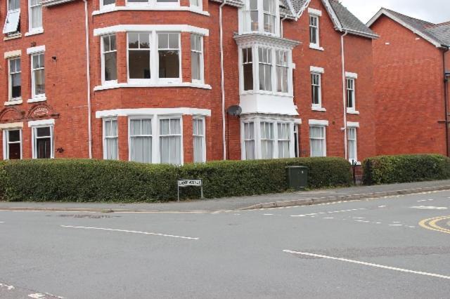 Spacious & Cozy Mid Wales Town Centre Apartment, With Bike Storage Llandrindod Wells Ngoại thất bức ảnh